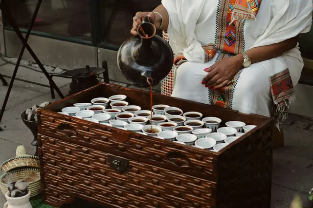 Im Cafe Lalibela wird der Kaffee auf traditionelle Weise zubereitet. (Symbolbild) | Foto: unsplash/Zen Summer