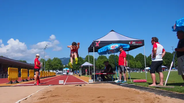 Dominik Haas (U15) sicherte sich beim Weitsprung in Friedberg den Sieg. | Foto: Witting