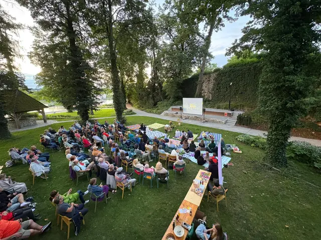 Bei bestem Wetter versammelten sich 120 Personen zum gemeinsamen Filmschauen.  | Foto: Stadtbibliothek Schärding