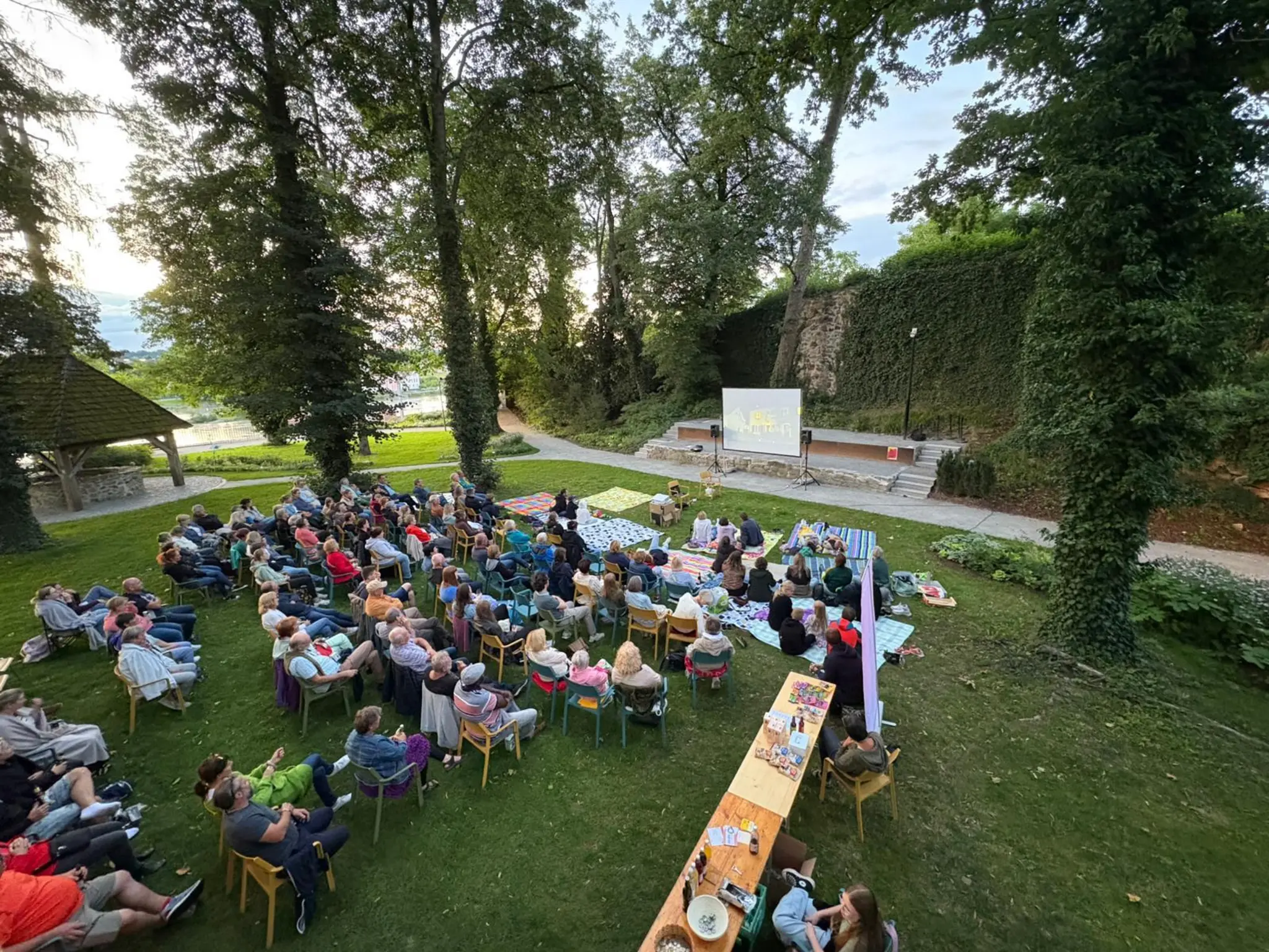 Wochenendrebellen-im-Sch-rdinger-Schlosspark