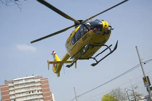 Der Rettungshubschrauber musste einen verunglückten Bauarbeiter in eine Klinik überstellen. (Archivbild)