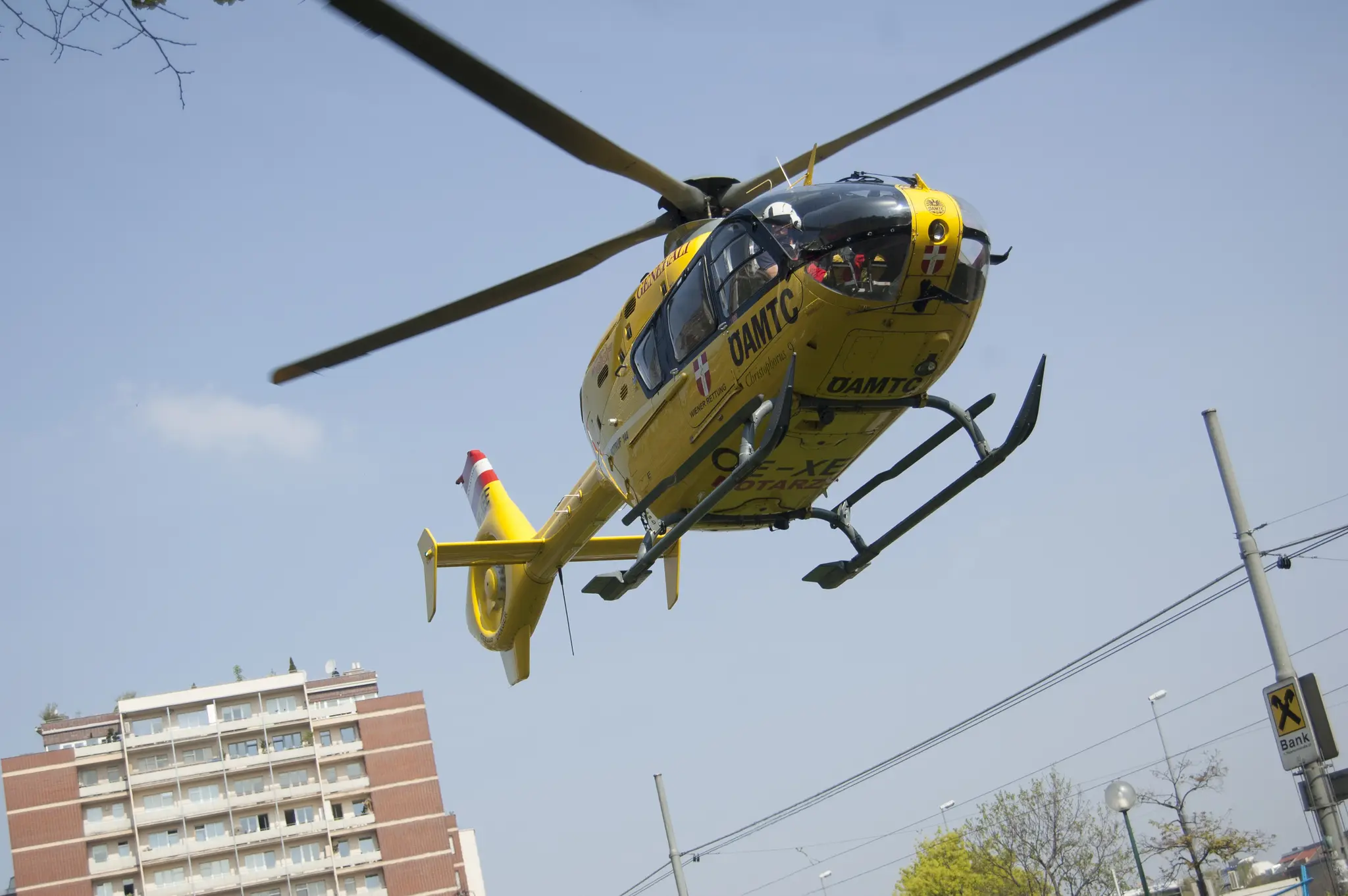 Accident in Liesing: Worker seriously injured in meter-deep fall – Liesing