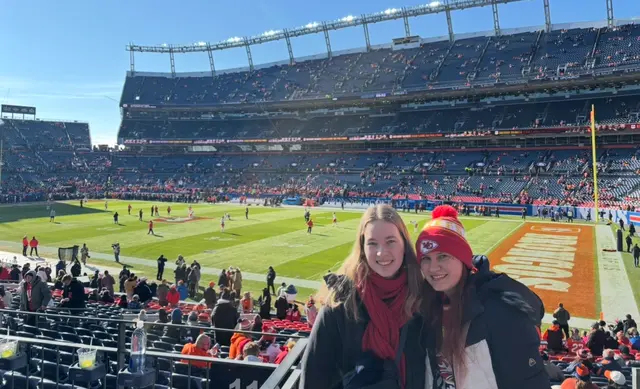 Rebecca Musch (Freundin, links) und Leonie Herrmann besuchten während ihrer Au-pair-Zeit das Broncos vs. Kansas City Chiefs NFL Football Spiel.  | Foto: Leonie Herrmann