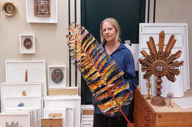 Die Brigittenauerin Angela Andorrer stellt im Kalthaus des Botanischen Gartens ihr künstlerisch gestalteten Blätter aus. | Foto: Andorrer