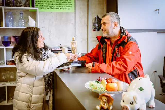 Gebraucht, aber gut: In Secondhand-Läden finden viele Dinge neue Besitzer – von Geschirr über Deko bis zu gut erhaltenen Alltagsgegenständen. | Foto: leopress