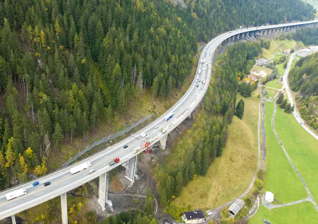 Auf der Luegbrücke in Fahrtrichtung Italien kam es am Montagabend zu einem Verkehrsunfall, bei dem ein Lkw einen Pkw gegen eine Betonleitwand schob. | Foto: zeitungsfoto.at