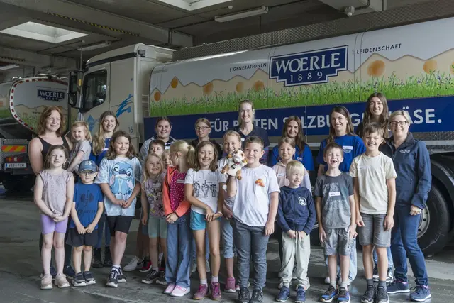 Beim Ferienprogramm der Privatkäserei Woerle ging es auf Entdeckungsreise in die Käsewelt. Im Bild die kleinen Käsemeister mit Nachhaltigkeitsmanagerin Diana Reuter (hinten Mitte) und den Betreuerinnen. | Foto:  Woerle/Neumayr