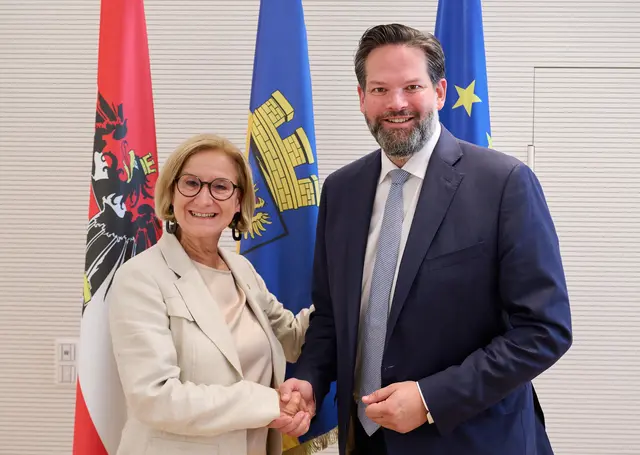 Landeshauptfrau Johanna Mikl-Leitner mit Europaabgeordneten Lukas Mandl. | Foto: NLK Pfeiffer
