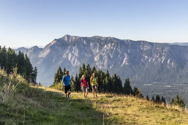 Die Touren rund um den Gipfel bieten herrliche Ausblicke und spannende Wege zwischen Kärnten, Slowenien und Italien. | Foto: Region Villach Tourismus/Franz Gerdl