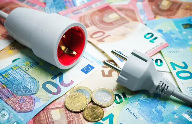 Obwohl der Strompreis im Juni im Monatsvergleich leicht um 0,4 Prozent sank, bleibt er im Jahresvergleich mit einem Plus von 35,7 Prozent der größte Preistreiber. | Foto: Adobe Stock