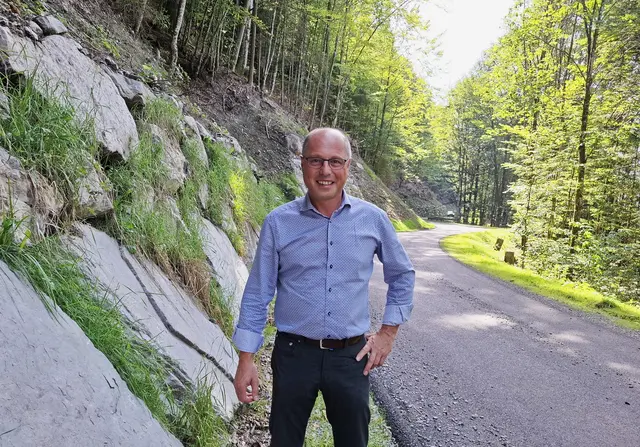 Bürgermeister Herbert Walkner an der "neuen" Tauglbodenstraße. | Foto: Josef Wind