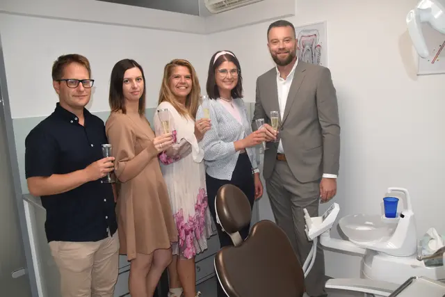 Neues Team freute sich über die Eröffnung: Doktor Tamás Baán, Viktória Borkai-Doncsecz, Henrietta Budai, Stefanie Brichta und Doktor Gergely Thurén | Foto: Michael Strini