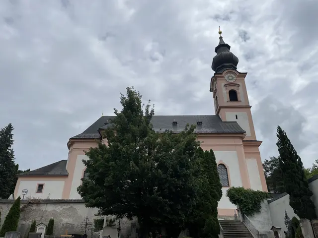 Mystische Wolkenstimmung: die Kirche in Salzburg-Gnigl | Foto: Lisa Gold