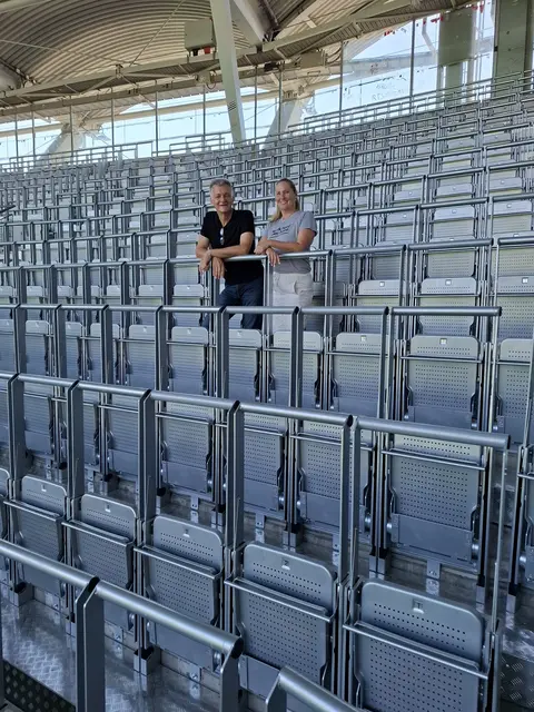 Stadtrat Manfred Eber und Stadion-Geschäftsführerin Eva Sonnleitner inspizieren die neu gestalteten Sektoren. | Foto: Stadt Graz