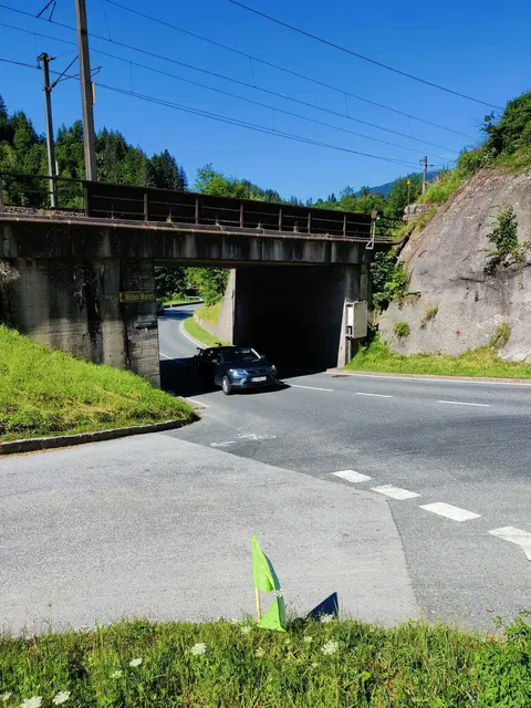 Die Brixentalstraße bei Hopfgarten: Hier stürzte ein Fußgänger unerwartet von einem Hang auf die Fahrbahn. (Symbolbild) | Foto: Die Grünen