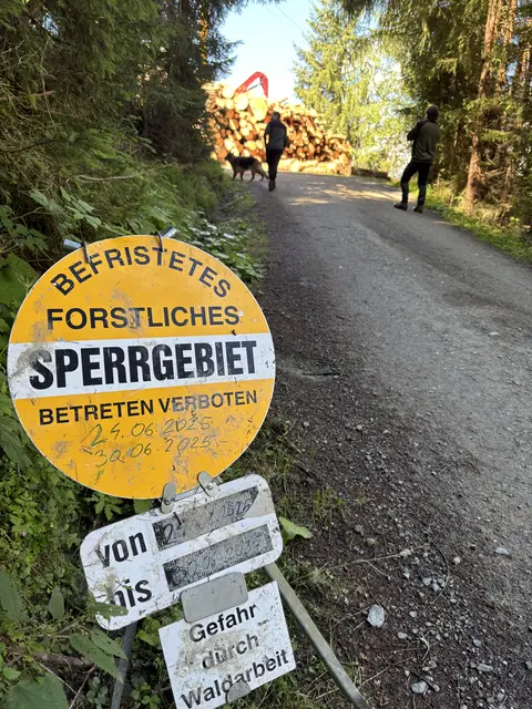 Leider oft missachtet: Warnschilder bei Forstarbeiten.
