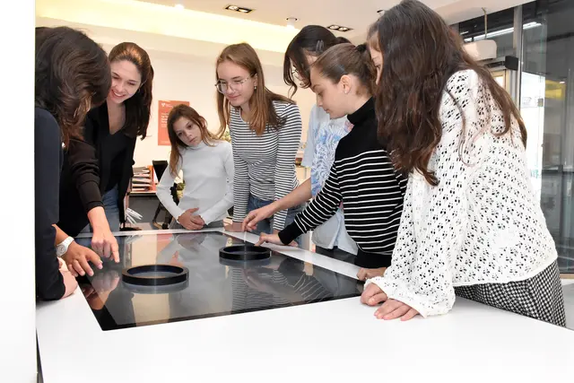 Die multimediale Ausstellung bietet spannende Einblicke in die Geschichte und Gegenwart der Europaregion Tirol–Südtirol–Trentino. | Foto: Land Tirol/Sidon