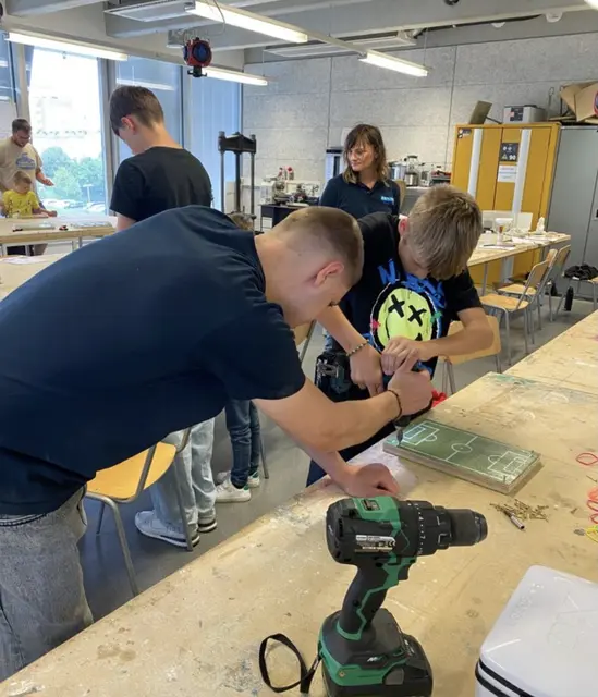 Teamwork beim Zusammenbauen der Spielbretter | Foto: NÖ Familienland