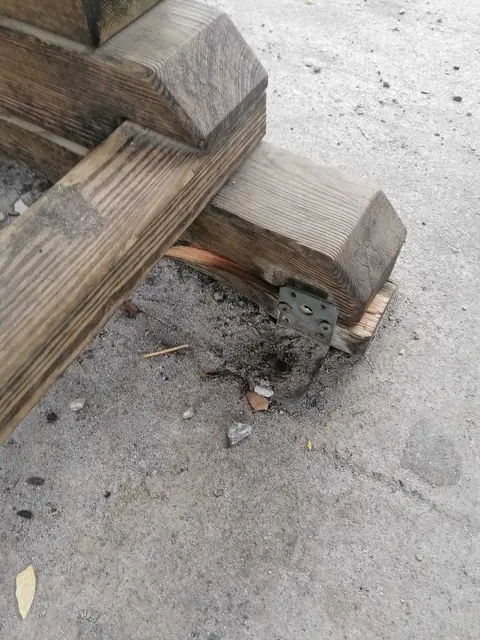 Auch am Spielplatz: Die Befestigung einer Sitzbank wurde mutwillig herausgerissen. | Foto: St. Peter-Freienstein