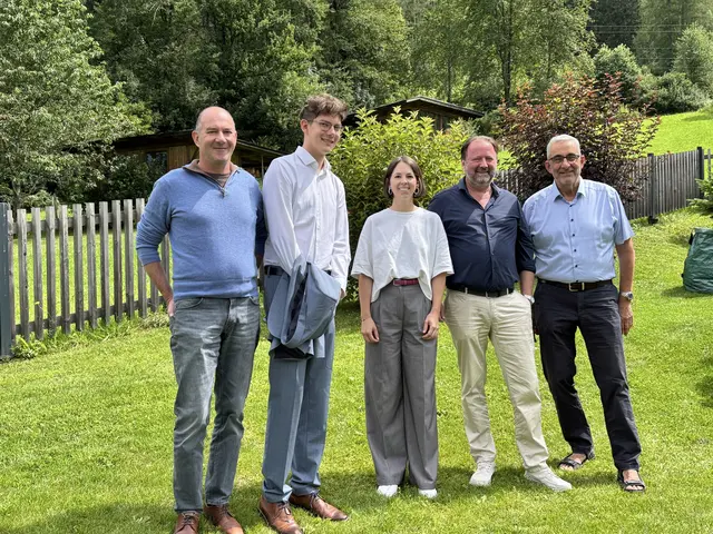 Projektwerber Sigurd Kleon mit Sohn Thomas bekommen Unterstützung durch die drei Touristikerkollegen Nicole Grüner, Roland Haslwanter und Lois Ambrosi. | Foto: Dorn