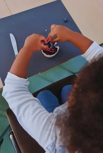 Unter dem Motto "Cupcakes backen – gemeinsam, kreativ und mit Freude" nahmen im Bewohnerservice Lehen/Taxham viele Kinder an dem Ferienprogramm teil  | Foto: Danielas Backstube