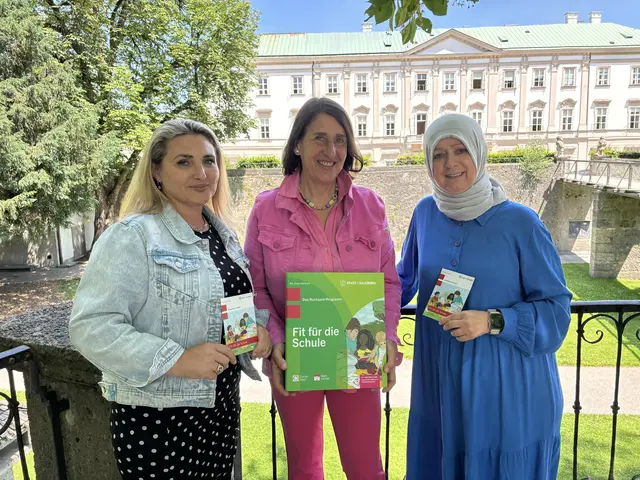 Freuen sich auf den Rucksack-Sommer: Ulrike Stefflbauer (Mitte) mit den Stadtteilmüttern Besa (links) und Tezcan. | Foto: Lisa Gold