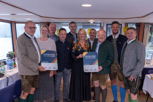 Erich Egger (Schmittenhöhebahn AG, 3. v. r.) übergibt den Vorsitz des ALPIN CARD Beirats an
Hannes Schwabl (Saalbacher Bergbahnen, 2. v. r.) – gemeinsam mit Vertretern der drei
Partnerregionen an Bord der MS Schmittenhöhe. | Foto: faistauer photography