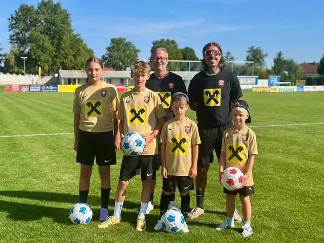 (v.l.) SV St. Margarethen-Nachwuchsleiter Markus Ginda und Campleiter und U7-Trainer Alex Frank mit Campteilnehmern aus den vier verschiedenen Gruppen.