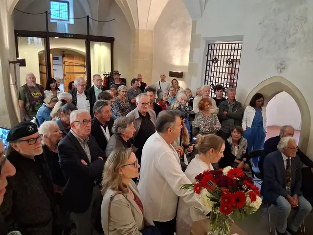Die Vernissage war sehr gut besucht. | Foto: Schloss Landeck / Sabine W.