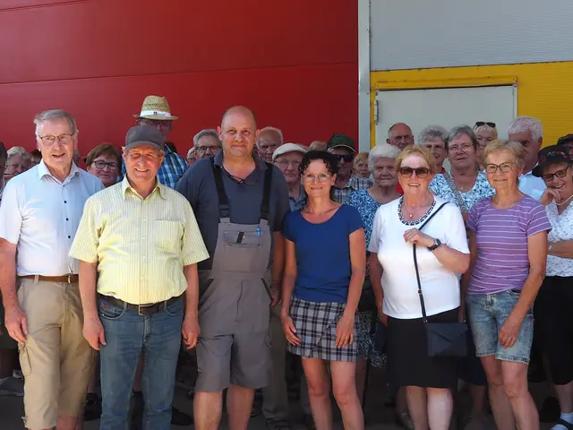 Erste Reihe (v.l.): Altbauern-Bezirksobmann Karl Freund, Franz Pichler, Bauernbund-Bezirksobmann Thomas Kraxberger mit Ehegattin Alexandra, Kathi Gurtner und Elisabeth Pichler. | Foto: Bauernbund