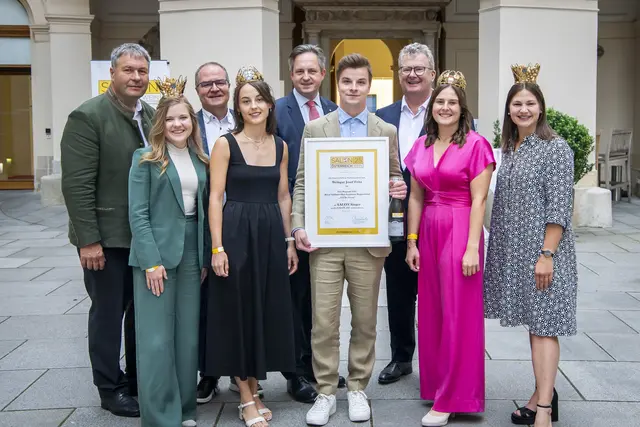 Die SALON Sieger-Weingüter freuen sich über die Prämierung zum SALON Sieger 2025.
SALON Sieger 2025 Bezirk Tulln mit Gratulanten (v.l.n.r.): Leopold Müller (Vizepräsident Niederösterreichischer Weinbauverband), Viktoria Bayer (niederösterreichische Vize-Weinkönigin), Klaus Goldmann (Geschäftsführer Wein Niederösterreich), Laura Hummel (niederösterreichische Weinkönigin), Johannes Schmuckenschlager (Präsident Österreichischer Weinbauverband), Hannah Wetschka (Österreichische Weinkönigin), Chris Yorke (Geschäftsführer ÖWM), Ida Haimel (niederösterreichische Vize-Weinkönigin) | Foto: ÖWM / Robert Herbst