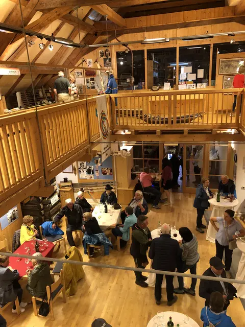 Die ehemaligen Bürgermeisterinnen und Bürgermeister aus dem Bezirk Liezen wurden mit ihrer Begleitung von Bürgermeister Matthias Schwab im Wintersportmuseum Haus empfangen. | Foto: Hödl