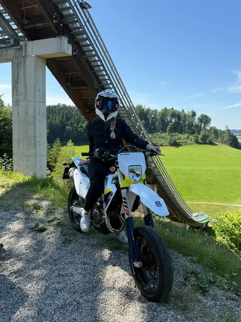 Nele Wimmer ist oft auf ihrer Supermoto unterwegs. | Foto: Wimmer