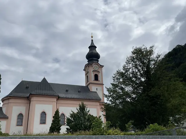 Mystische Wolkenstimmung: die Kirche in Salzburg-Gnigl | Foto: Lisa Gold