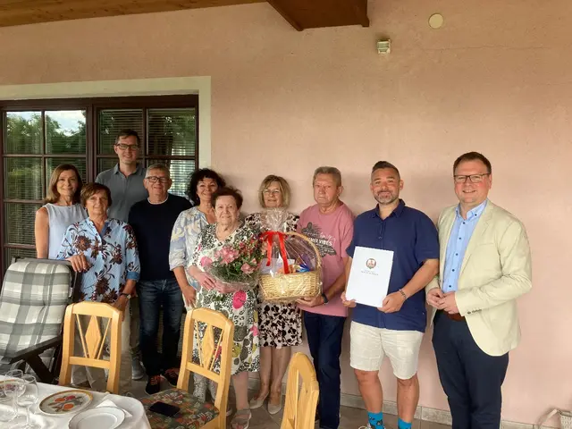 90. Geburtstag von Rosa Schmied: Mantler Elisabeth (Tochter), Schmied Maria (Schwiegertochter), Direder Robert (GR OV), Hofbauer Franz (Schwiegersohn), Hofbauer Gerlinde (Tochter), Jubilarin Schmied Rosa, Bachmayer Ingrid (Seniorenbund), Eder Herbert, Hofbauer Markus (GGR), Bürgermeister Aigner Franz. | Foto: Marktgemeinde Kirchberg am Wagram