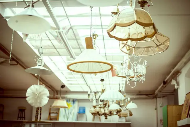 Der rund 1.000 m² große Indoor-Flohmarkt von Ho&amp;Ruck hat’s in sich: Möbel, Bücher, Geschirr, Kuriositäten – alles aus zweiter Hand und liebevoll sortiert. | Foto: Ho&amp;Ruck