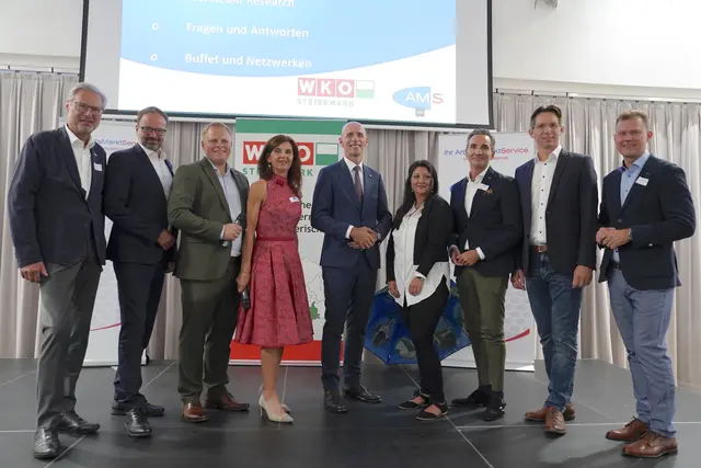 Die Vertreterinnen und Vertreter von Politik, AMS und WKO beim Studienvortrag | Foto: MeinBezirk/Simon Michl