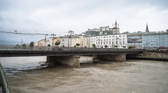 Aufgrund der hohen Pegelstände in der Stadt Salzburg mussten die Rad- und Fußgängerunterführungen gesperrt werden. Nun sind sie wieder freigegeben.  | Foto: Stadt Salzburg/Alexander Killer