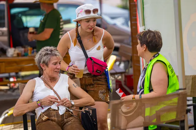 Man erkennt die Seelsorger an auffälligen Warnwesten mit der Aufschrift "Festival Seelsorge". | Foto: Festivalseelsorge/TM Sportscapture