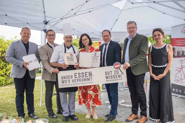 Die Landwirtschaftskammer-Präsidenten Andreas Steinegger (Steiermark, 2.v.r.) und Josef Moosbrugger (Österreich, 3.v.r.) gratulieren "Pflege mit Herz" zur Zertifizierung. | Foto: Alexander Danner
