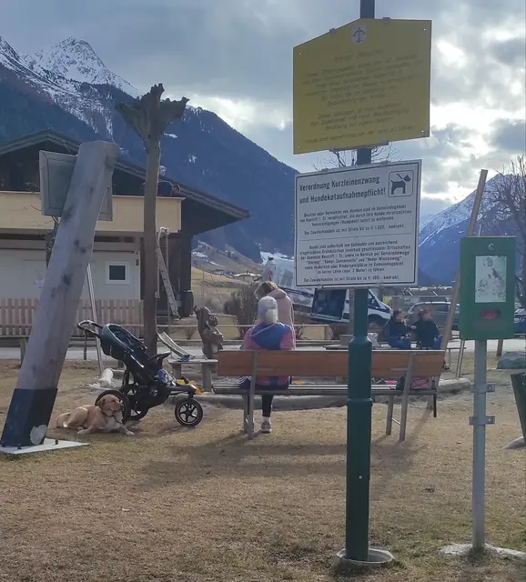 Hund ohne Maulkorb beim Spielplatz - ein No-Go! | Foto: Tiroler Bergwacht - Einsatzstelle Stubai