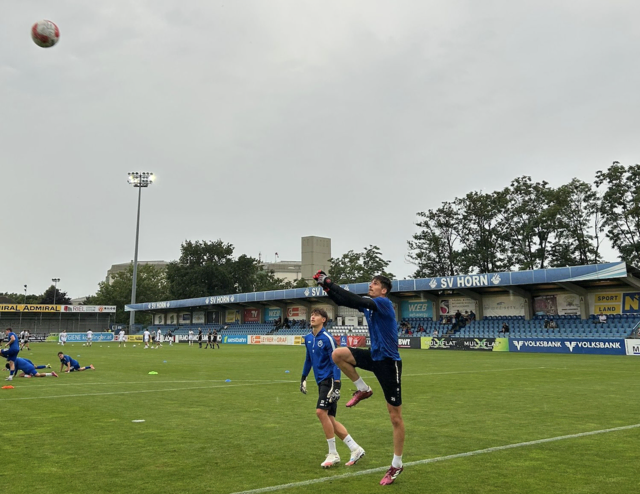 Richtig gut in Schuss war der SV Horn schon beim Aufwärmen. Die Torhüter mussten einen Ball nach dem anderen parieren. | Foto: SV Horn