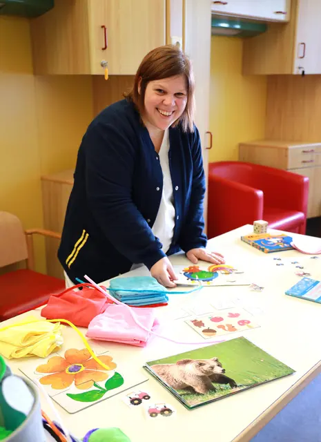 Demenztrainerin Katharina Zechmeister beim Gedächtnistraining mit einem Patienten.  | Foto: Universitätsklinikum Tulln 