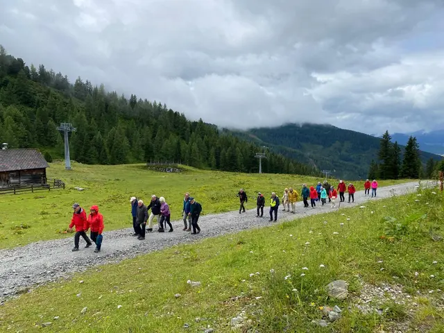 Die meisten Altbürgermeisterinnen und Altbürgermeister wanderten zu Fuß, angeführt vom nepalesischen Bergführer Shambho Sherpa, in die Kaiblingalm. | Foto: Hödl