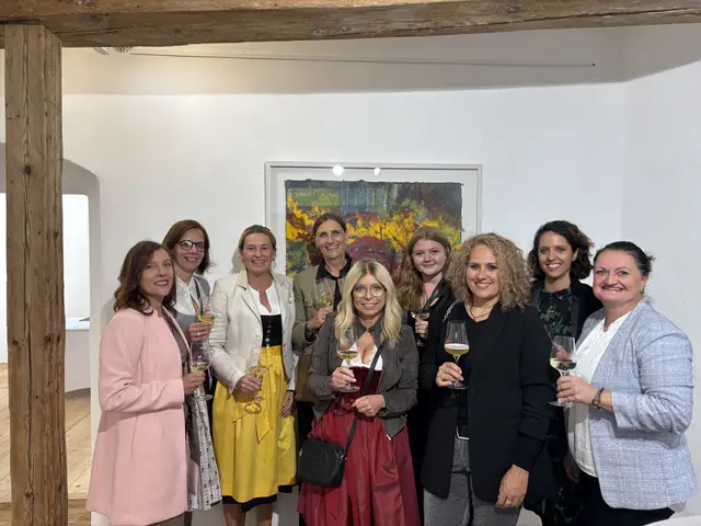 Das Team von MeinBezirk Salzburg mit Unternehmerinnen aus Hallein und Vertreterinnen der Tourismusverbände der Region.  | Foto: Theresa Vogl