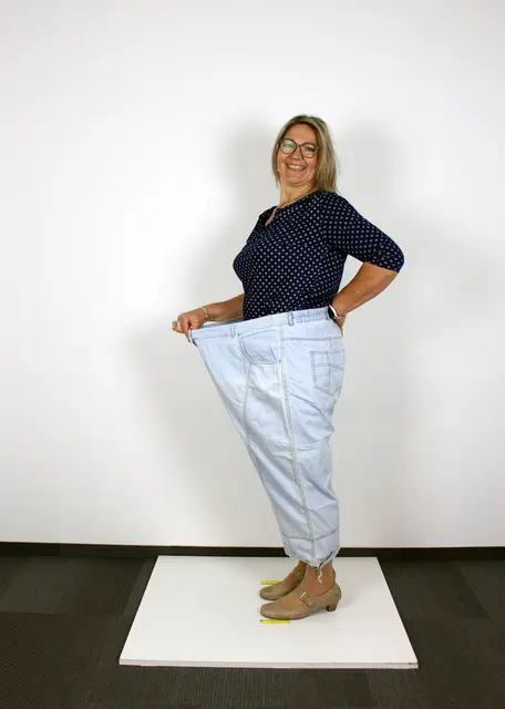 Kaum zu glauben: Diese Hose hat früher gepasst! Heute strahlt Sylvia voller Energie – 72 Kilo leichter, ganz ohne OP.