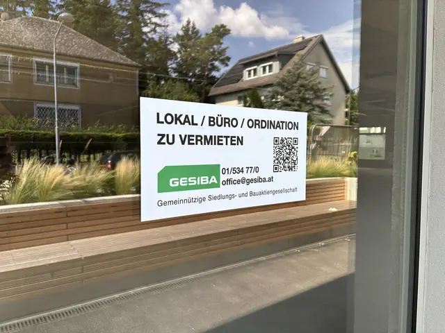 Folgt man dem QR-Code auf diesem Pickerl, gelangt man auf eine Info-Seite über das Lokal in der Opitzgasse 29a, das offenbar noch zu vermieten ist.  | Foto: Lisa Kammann/MeinBezirk