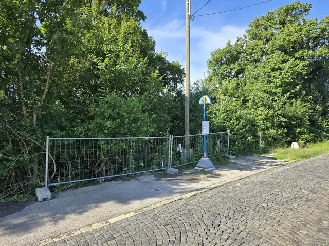 Die Haltestelle werde derzeit evaluiert. Ob hier wieder ein Häuschen eingesetzt wird, ist aktuell nicht klar. | Foto: Ipirotis/MeinBezirk