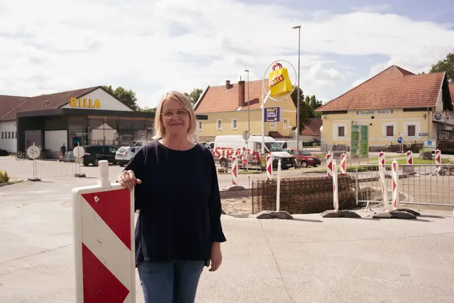 Im Hintergrund: die Kreisverkehrbaustelle. Vorne: Schwarzaus Bürgermeisterin Evelyn Artner (ÖVP). | Foto: Santrucek