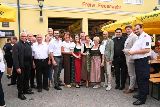 Die Feuerwehr Baden Leesdorf feiert als Gemenschaft mit der Stadtgemeinde. | Foto: 2025psb/sap